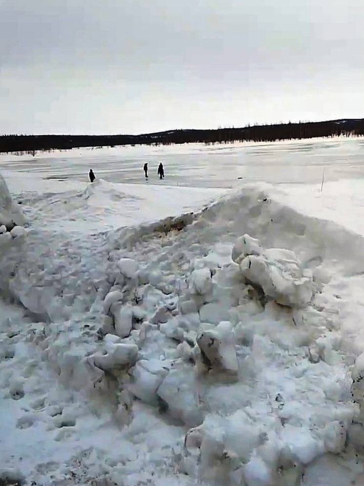Опасные игры детей на хрупком льду сняли на видео в Надыме