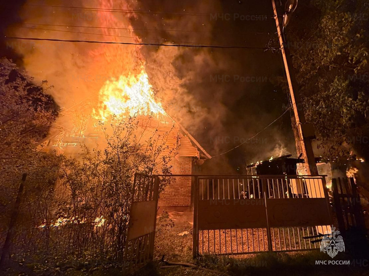 Дачный дом сгорел ночью в Жуковском районе