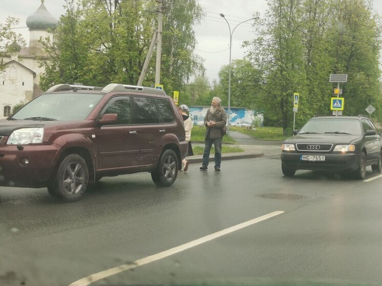 Утро началось в Пскове с ДТП