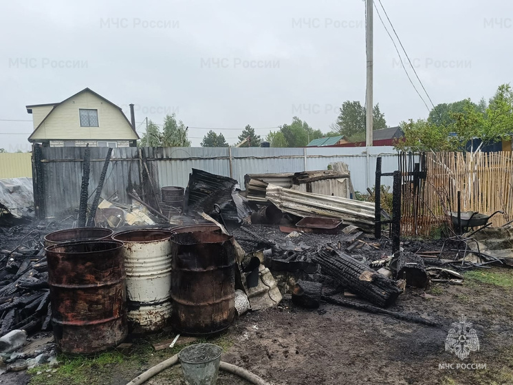 Шестеро пожарных тушили хозпостройку в калужской деревне