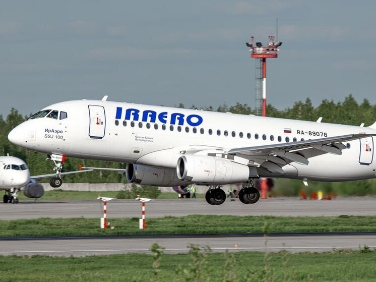 Самолет SSJ-100 на пути из Нового Уренгоя в Самару встретился с дельтапланом
