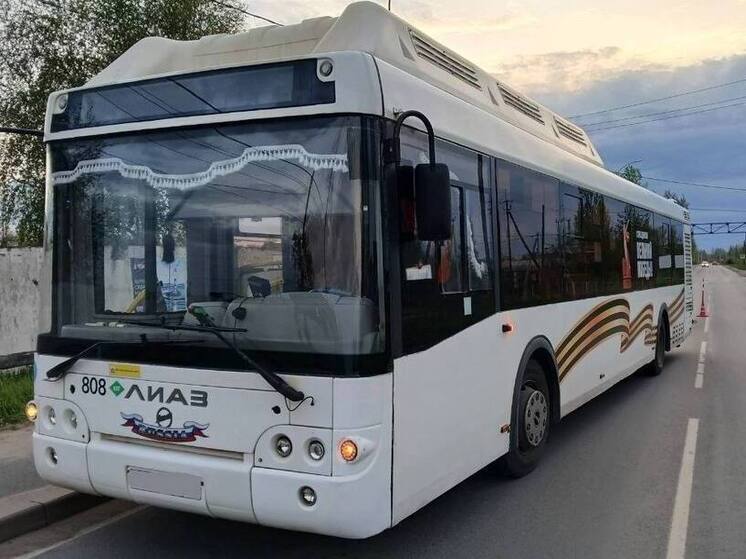 В Новгородском округе женщина-нарушительница попала под автобус