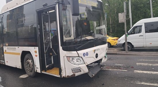 В Ховрино пассажирский автобус столкнулся с внедорожником: видео