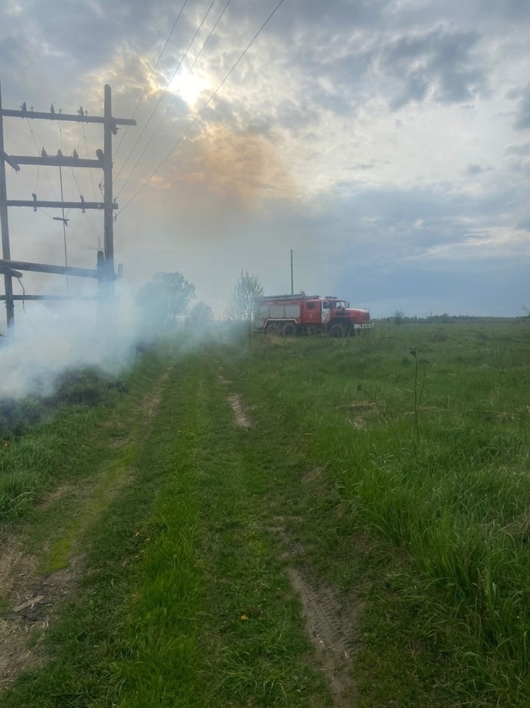 К задымившемуся трансформатору в деревне Дьяково под Тверью приехали пожарные