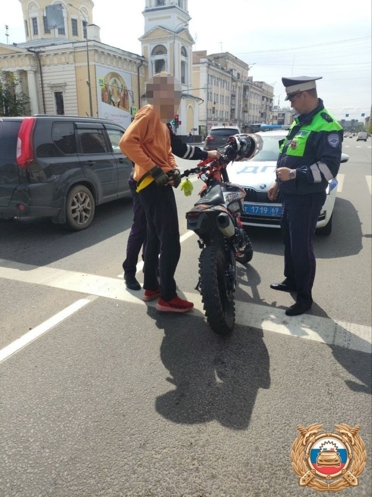 16-летний мальчик рассекал по центру Твери за рулем питбайка