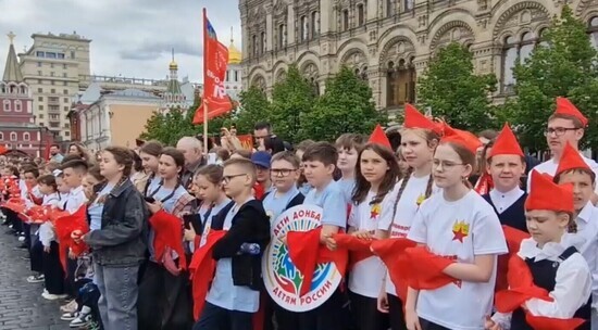 Российских школьников торжественно приняли в пионеры на Красной площади: видео