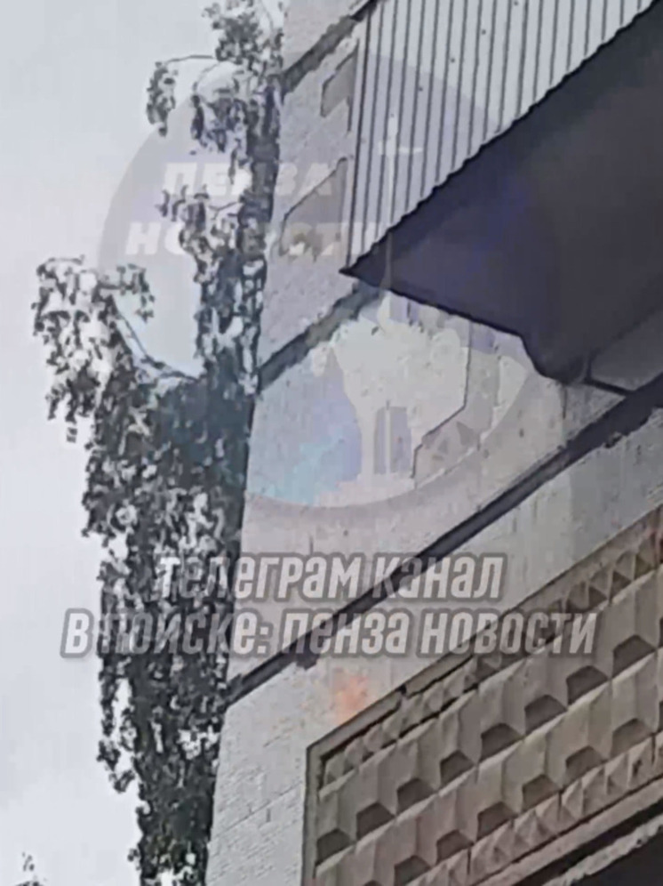 В Пензе загорелся балкон многоэтажного дома в районе 11-й школы