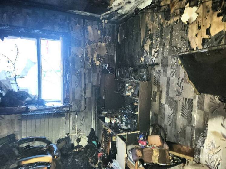 В надымском поселке пожарные спасли человека из горящего дома