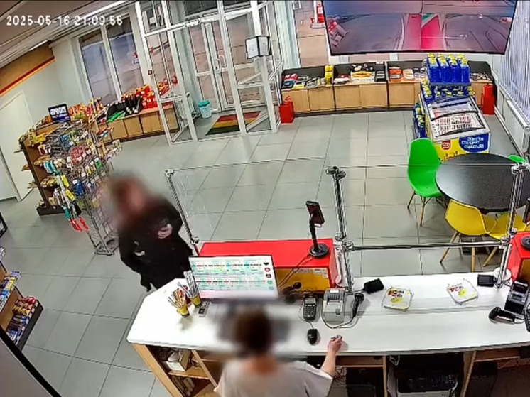 Полицейские задержали жительницу Назарово, которая пыталась ограбить заправку по указке мошенников
