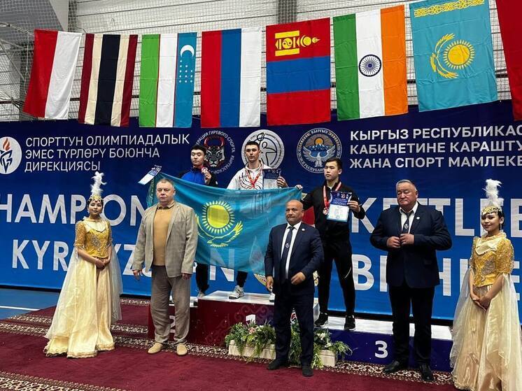 Глава Черногорска поздравил гиревика с золотыми медалями на первенстве Азии