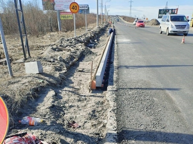 На подъезде № 1 автодороги Кола-Мурмаши приступили к монтажу бортового камня