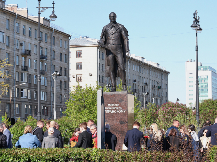 В Петербурге открыли памятник Михаилу Сперанскому у здания РНБ