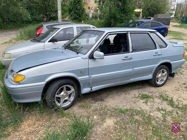 Волгоградская полиция ищет мужчину, повредившего несколько автомобилей