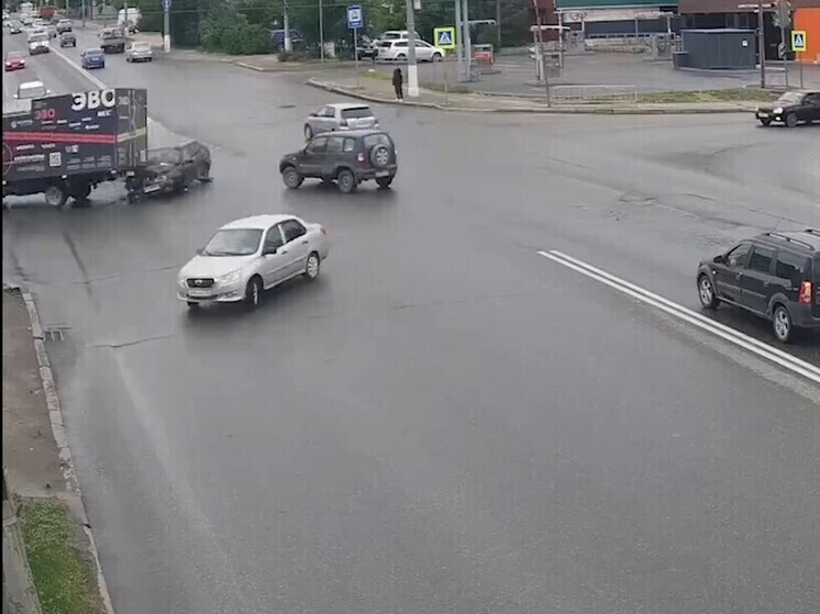 В Волгограде из-за столкновения с ВАЗ-2114 перевернулся грузовик