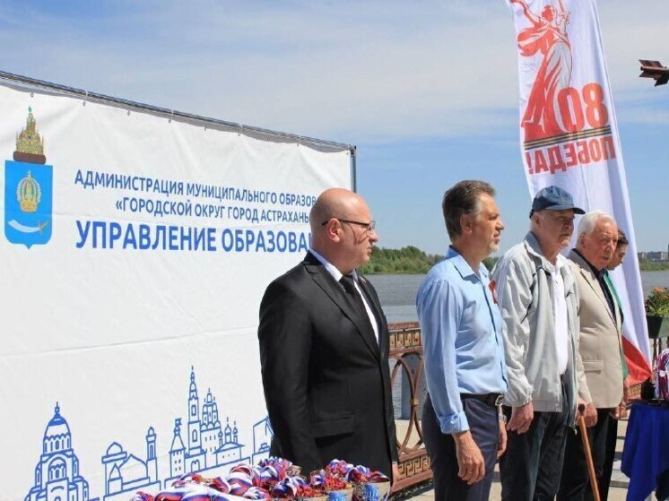 На баннере астраханской администрации обрезали кресты с православных храмов