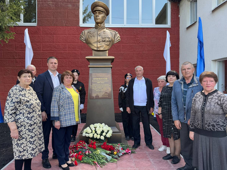 На родине Героя России Вадима Епифанова торжественно открыли памятник ему