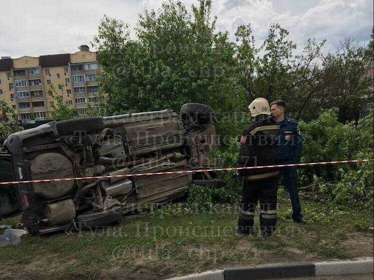 В Туле «легковушку» на Октябрьской улице выкинуло на газон и перевернуло
