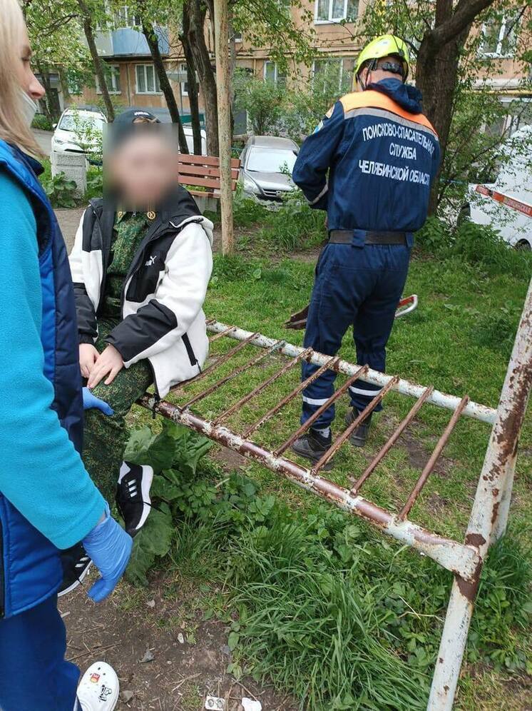 В Златоусте мальчик застрял ногой в сломанной скамейке