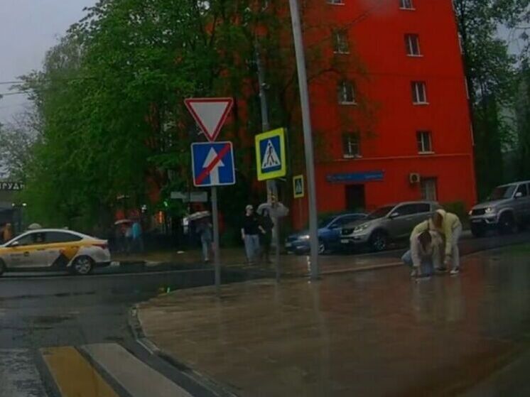 В Долгопрудном 2 девушки на самокате сбили женщину