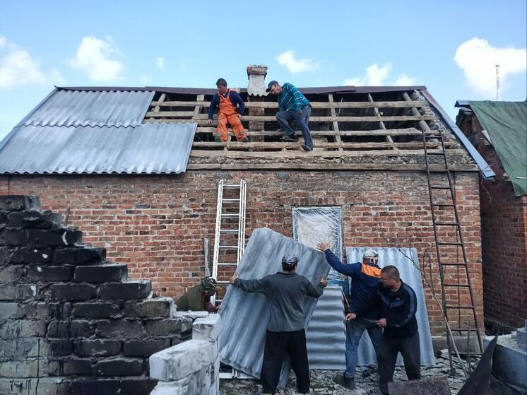 Шефы помогли с ремонтом крыши дома в Камыш-Заре