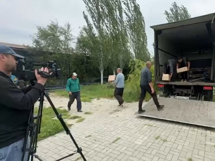 В Геническ прибыл гуманитарный груз с книгами от студентов из Сочи