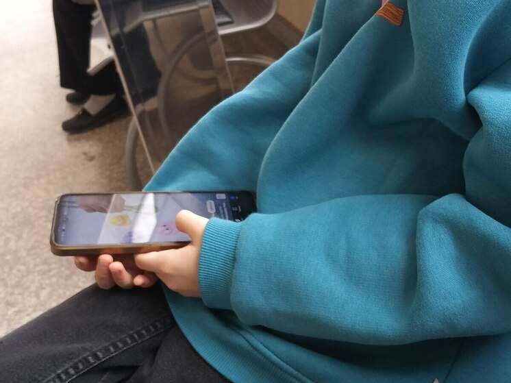Гаджеты помогают родителям занять детей, но их бесконтрольное использование в раннем возрасте может привести к зависимости и нарушению нормального развития