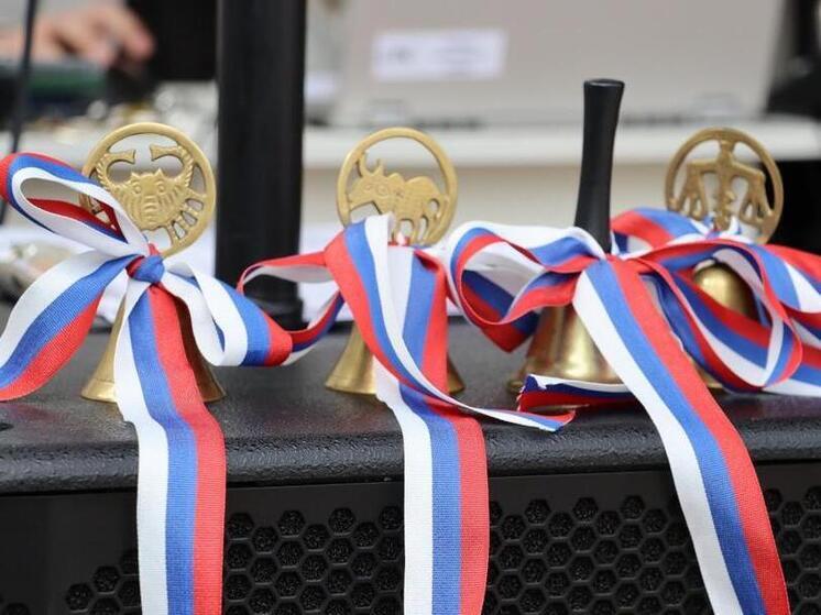 Сегодня в школах Абакана прозвенит последний звонок