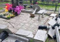 В Лесозаводске полиция проводит проверку по факту вандализма на городском кладбище, где были разрушены десятки надгробий