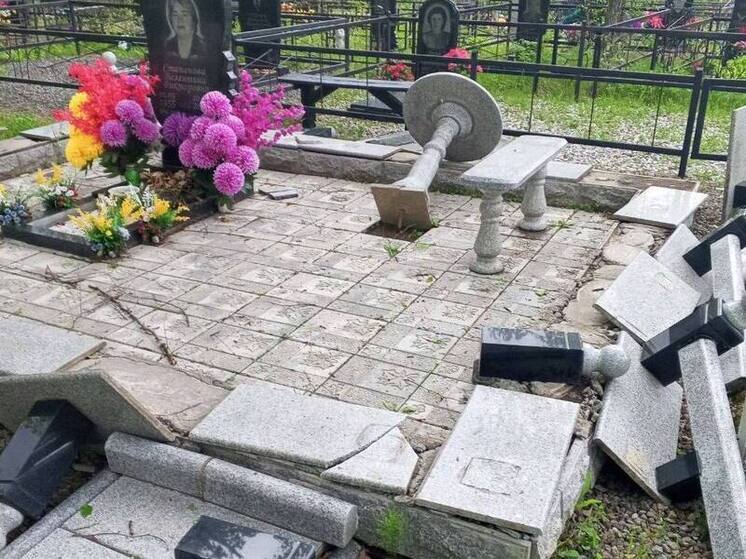 Подростки устроили массовый погром памятников на кладбище в Лесозаводске