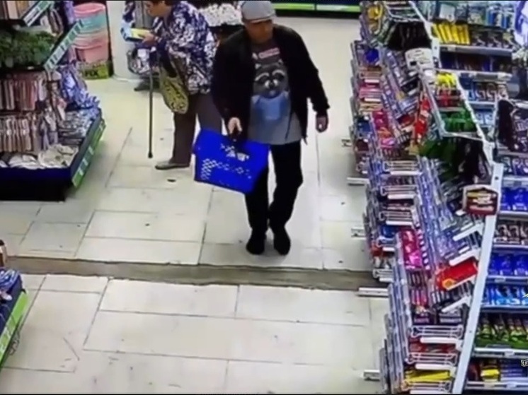 Подозреваемого в хищении денег с банковской карты ищут в Иркутске