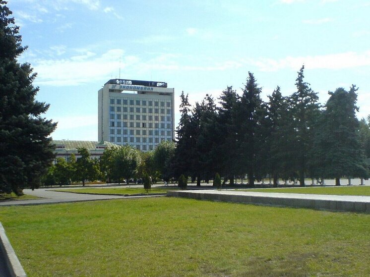 На Театральной площади Саратова начали масштабное озеленение
