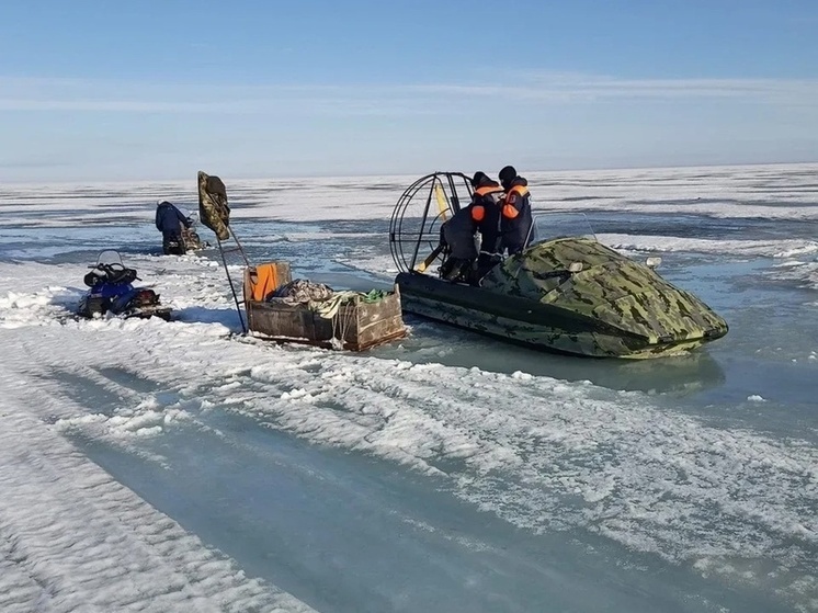 Снегоходчики застряли в полынье в ямальской тундре посреди ночи