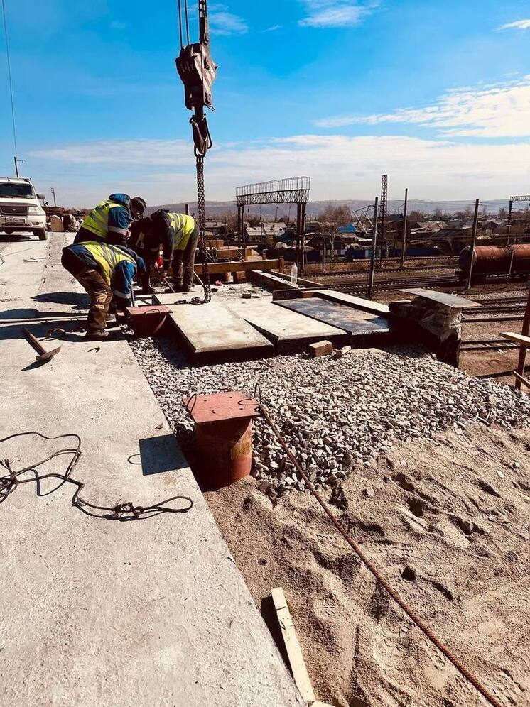 На путепроводе на Батарейной уложили выравнивающий слой