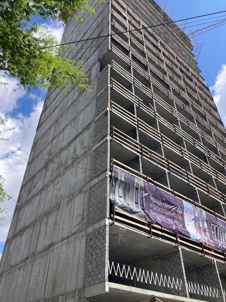 Часть балкона рухнула с новостройки из-за сильного ветра в Хабаровске