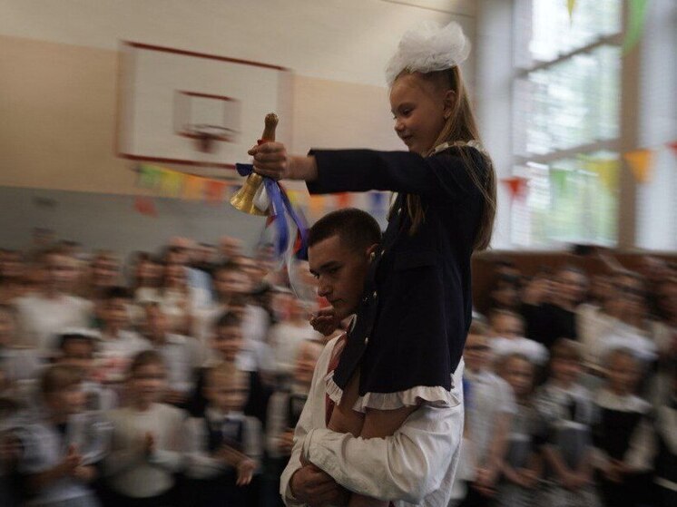 В школах Хакасии зазвучали последние звонки