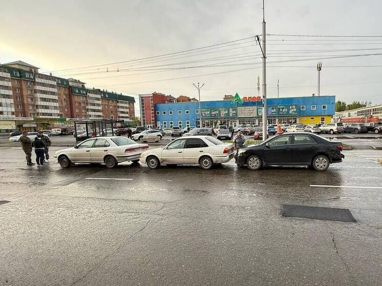 Три абаканки столкнулись «паровозиком» на Дружбе народов