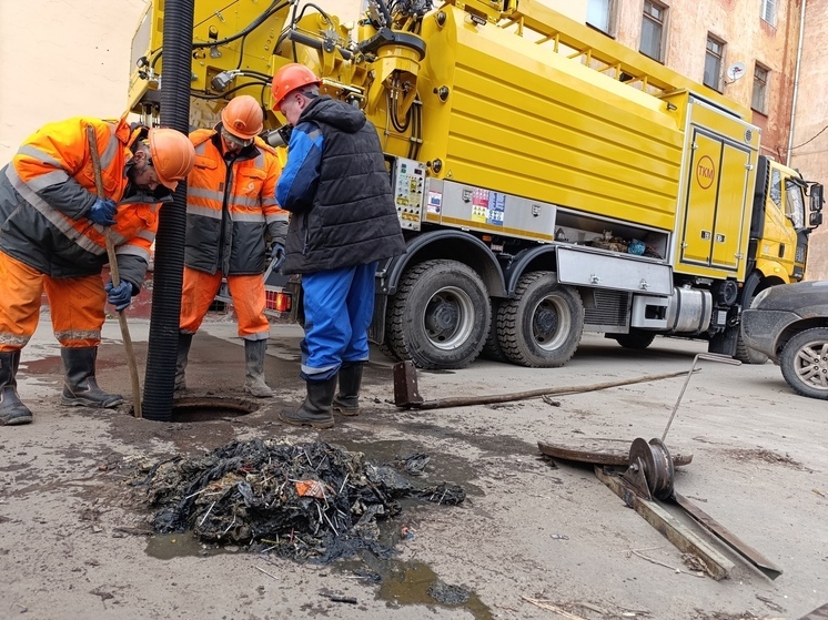 "Скорая помощь" для канализации: в Архангельске испытали новую промывочную машину