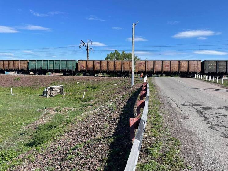 В Аскизе водитель не успел проскочить перед грузовым поездом
