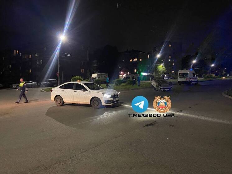 Две легковушки столкнулись в Уфе – одно авто перевернулось