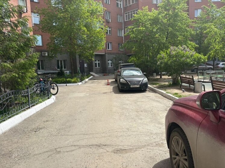 В Новосибирске водитель Toyota RAV4 сбил ребёнка во дворе