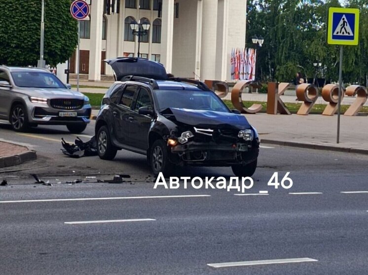 В Курске у ТЦ «Пушкинский» кроссовер столкнулся с «Волгабасом»