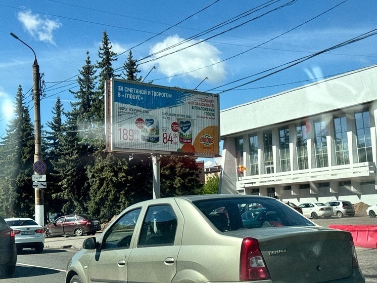 В Твери автомобиль выбросило на тротуар у театра кукол после ДТП