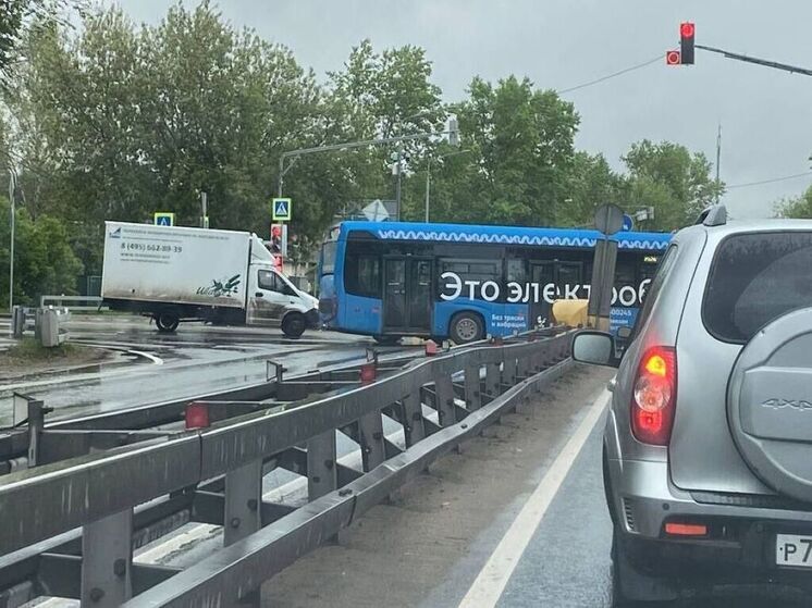 ДТП с электробусом заблокировало движение в Подольск и обратно