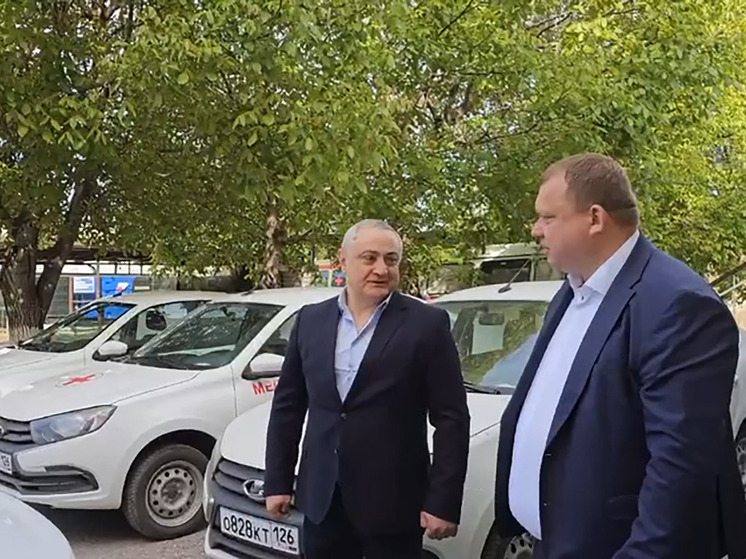 Районная больница Предгорья получила 14 новых служебных машин