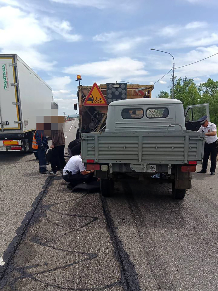На Ставрополье «УАЗ» врезался в грузовик и сбил его водителя