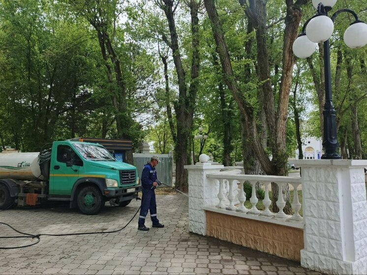 В Евпатории продолжается подготовка набережных к курортному сезону