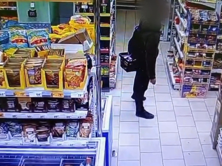 Житель Твери в магазине набрал полную корзину продуктов, но оплатить ее забыл