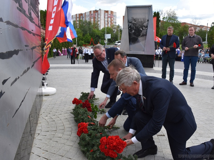 В Пензе почтили память тружеников тыла возложением цветов к стеле “Город трудовой доблести”