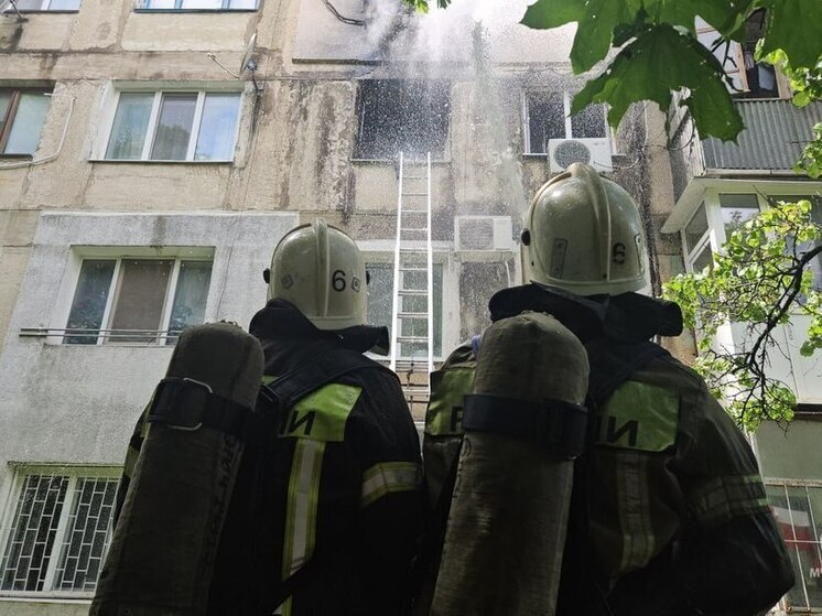 В Симферополе спасли двух человек при пожаре в многоквартирном доме