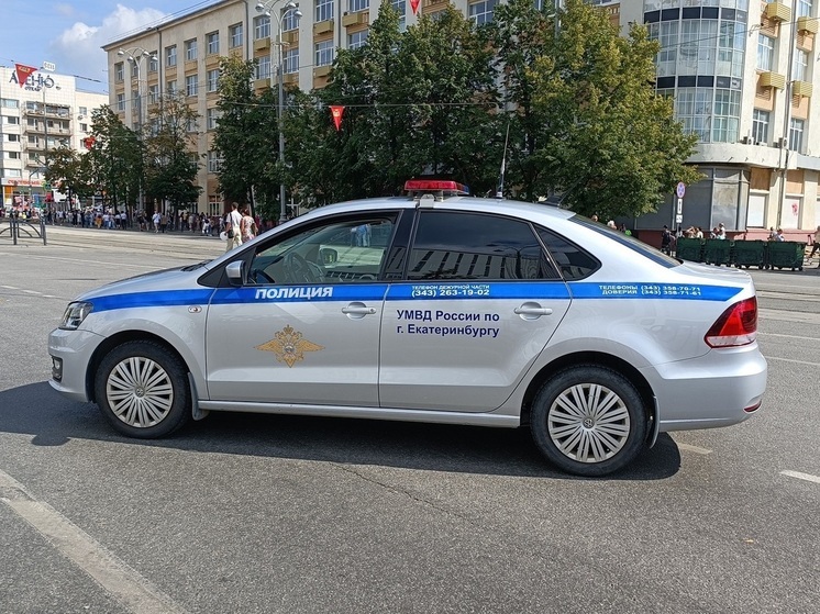 Свердловчанин на ходу выпрыгнул из полицейской машины